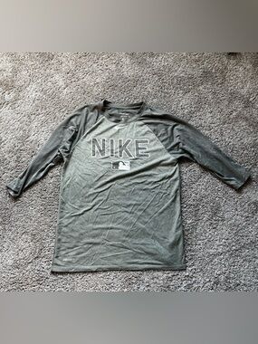 Nike Men’s 3/4 Sleeve Raglan Shirt — Charcoal and gray